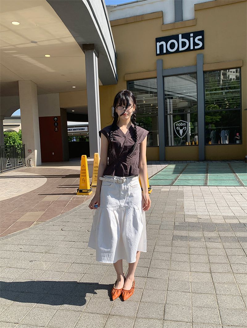 SNAP BUTTON SLEEVELESS BLOUSE