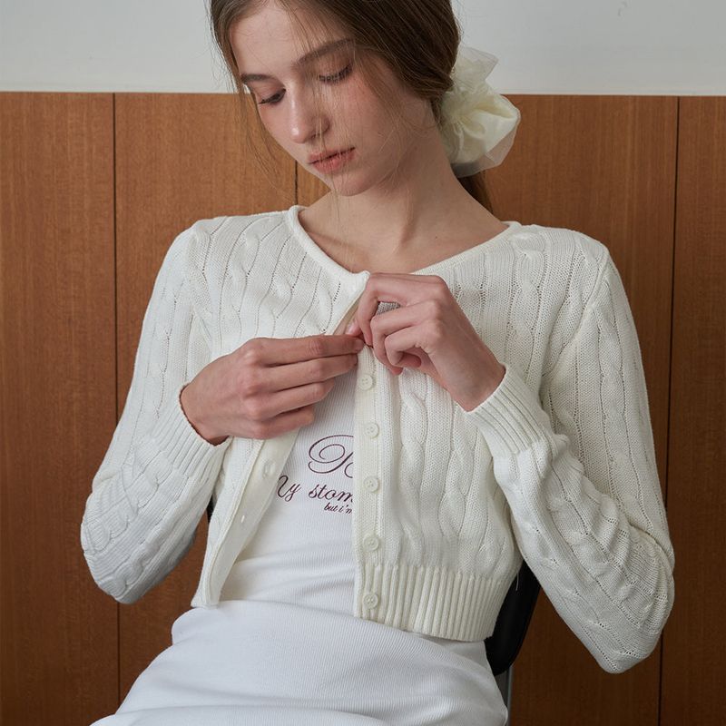 OVT-U(オーブイティーユー)の「Cable Knit Crop Cardigan_White(Tops)」