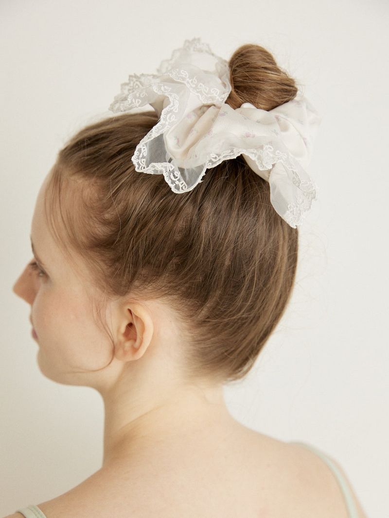 sweatsweet（スウェットスイート）の「BIG LACE SCRUNCHIE - CREAM（Hair Accessories）」