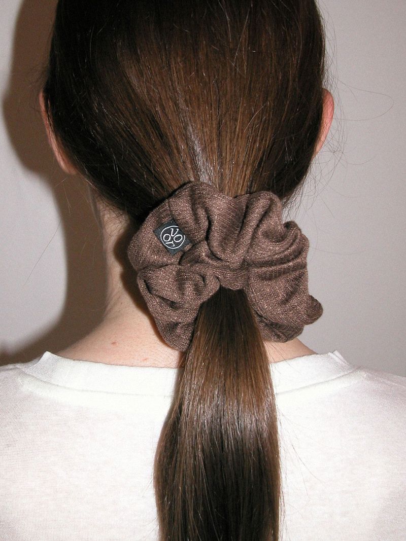 VOOR（ボル）の「ベーシックニットシュシュ_ブラウン（ヘアアクセサリー）」