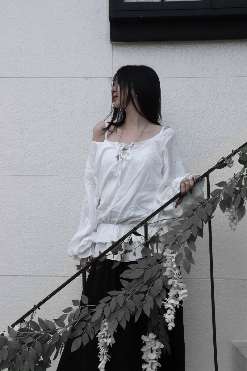 URBAN UNIQUE（アーバンユニーク）の「オフショルダーパフロングブラウス (2color)（トップス）」