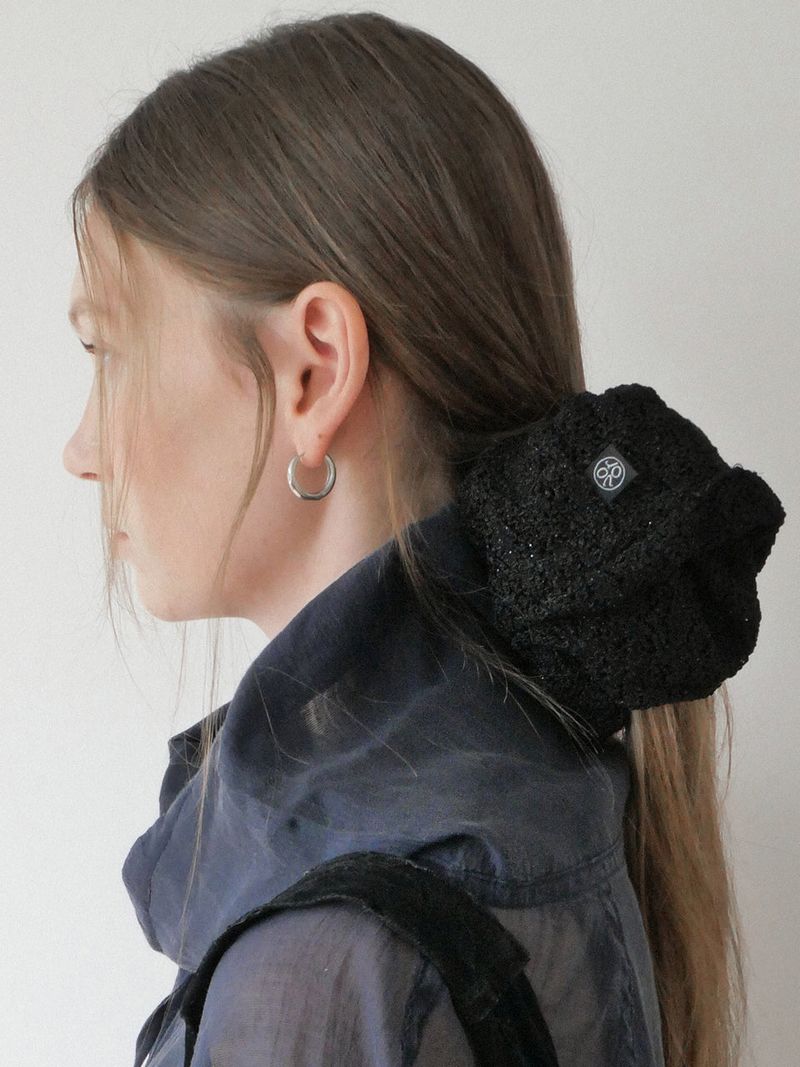 VOOR（ボル）の「パール ブークレ シュシュ ラージ ブラック（ヘアアクセサリー）」