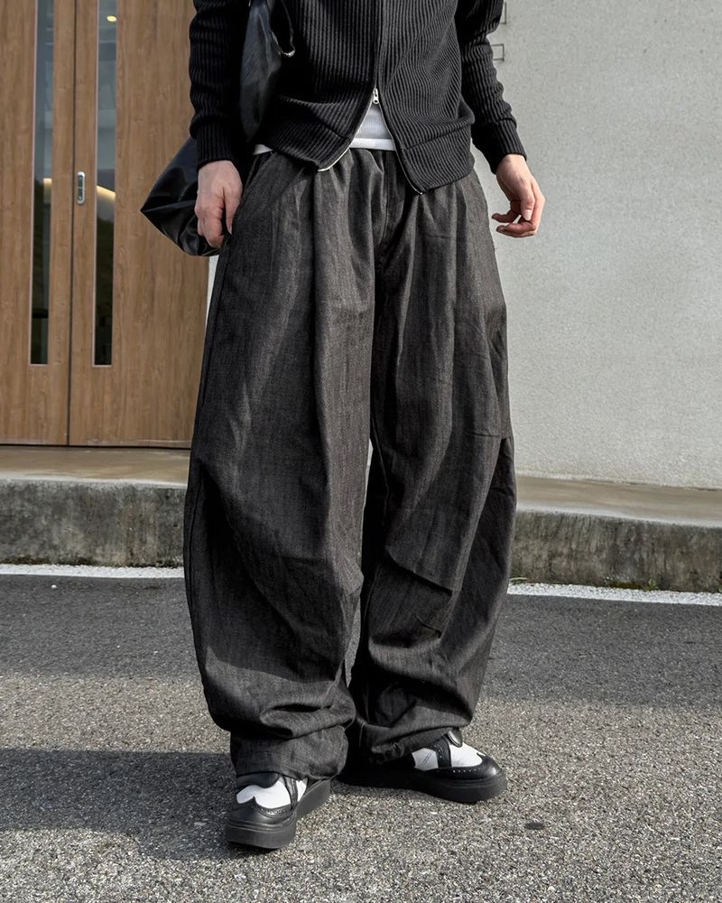 Howt Over Curved Denim Pants