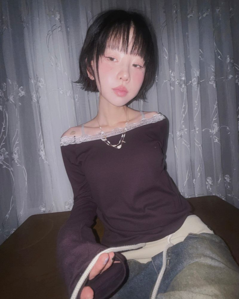 douchidouchi（ドウチドウチ）の「(3color) レースオフショルダークロップTシャツ（トップス）」