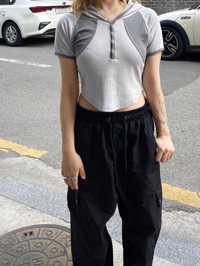 color matching button crop sleeve hoodie