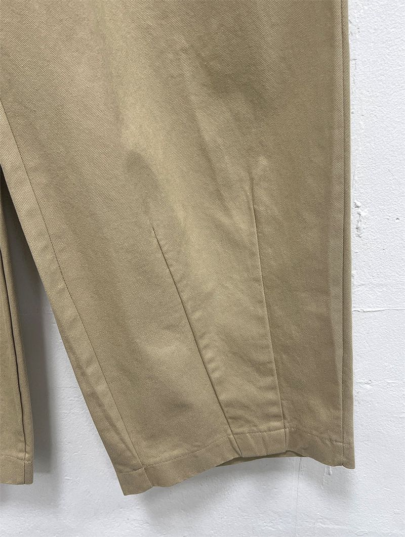 CURVED TUCK COTTON TROUSER