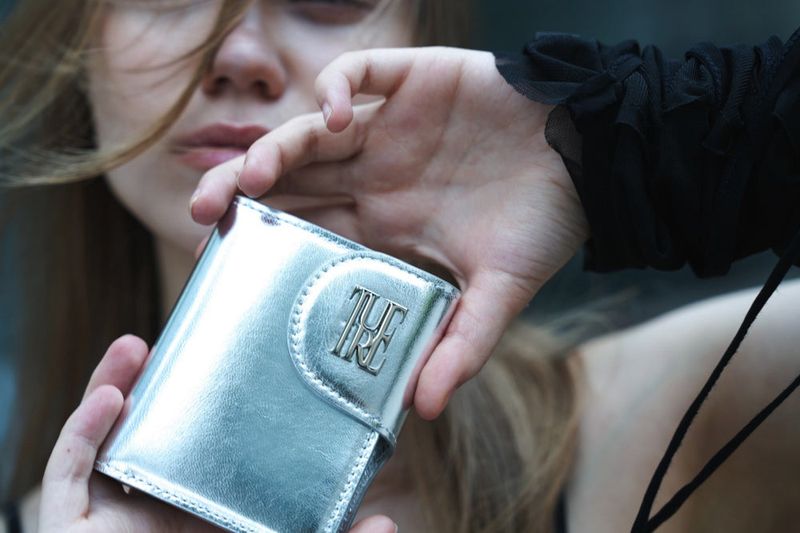 TURE（トゥルー）の「スナップ ラウンド ウォレット (goatskin100%)シルバー（アクセサリー）」