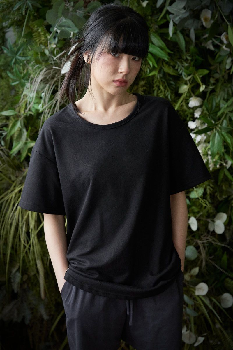 ESSENTIAL PLEAT U-NECK 1/2 TEE (Black)