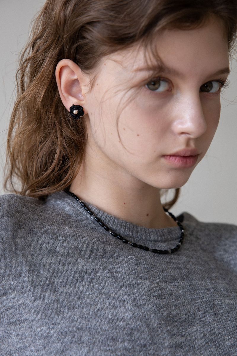 Gleaming knit flower earring (Black)