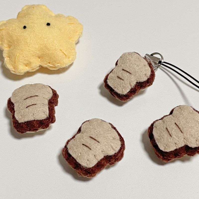 [MADE] Mini Bread Key ring
