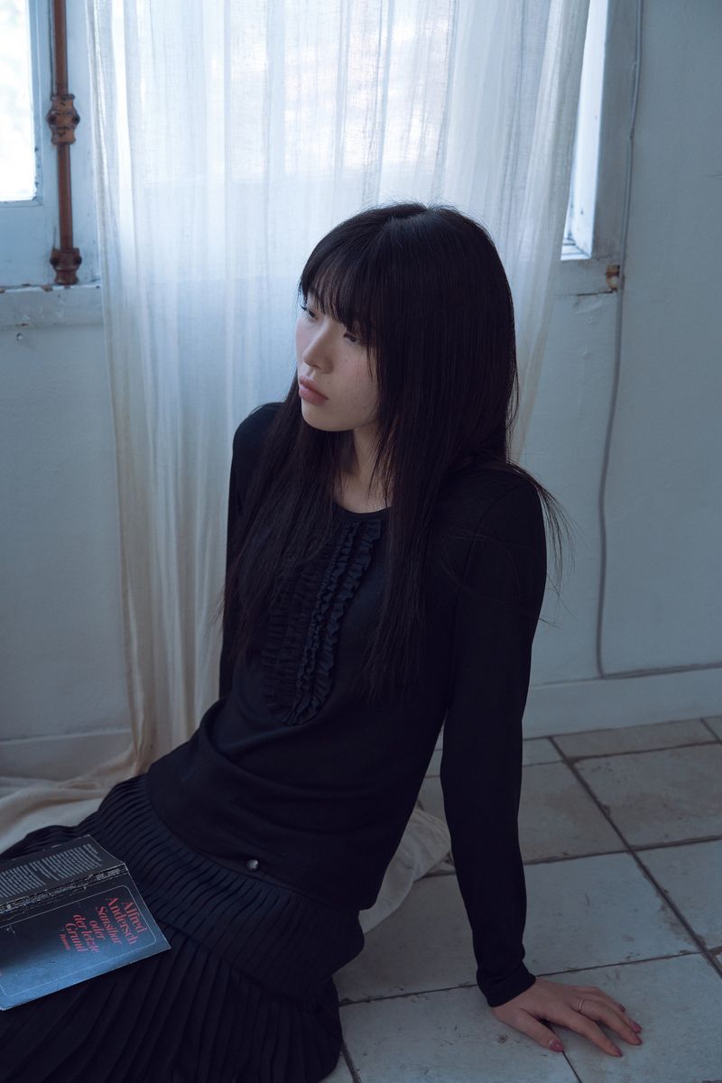 cream u-neck long sleeve_black