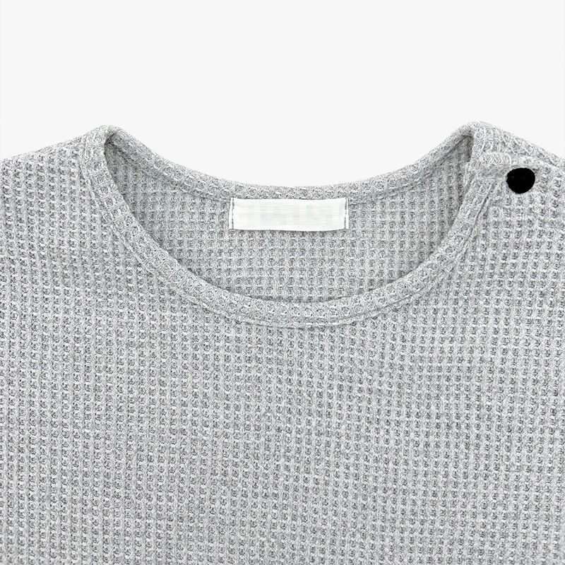 Shoulder button henley neck crop tee
