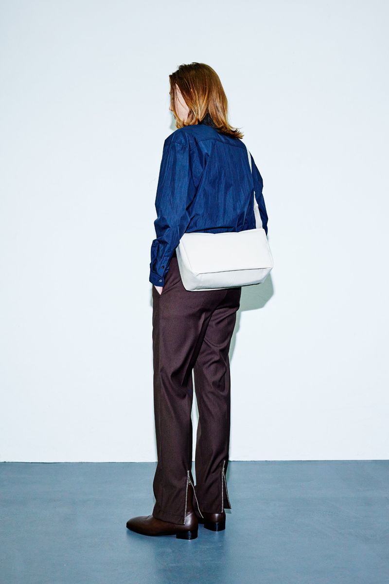 crinkle leather width cross bag ivory