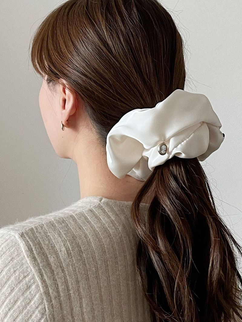 oar（オーエーアール）の「カメオサテンドロップワイドシュシュ [アイボリー]（ヘアアクセサリー）」