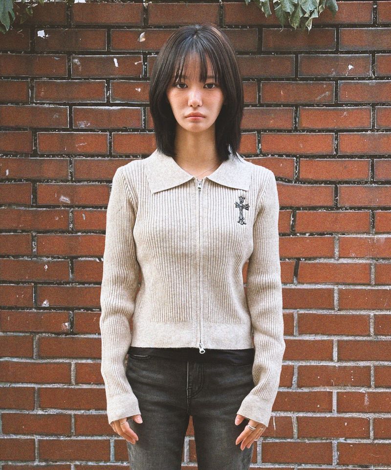 DAMISH（ダミッシュ）の「Gothic Cross Embroidery Knit Zip-Up_Beige（Tops）」