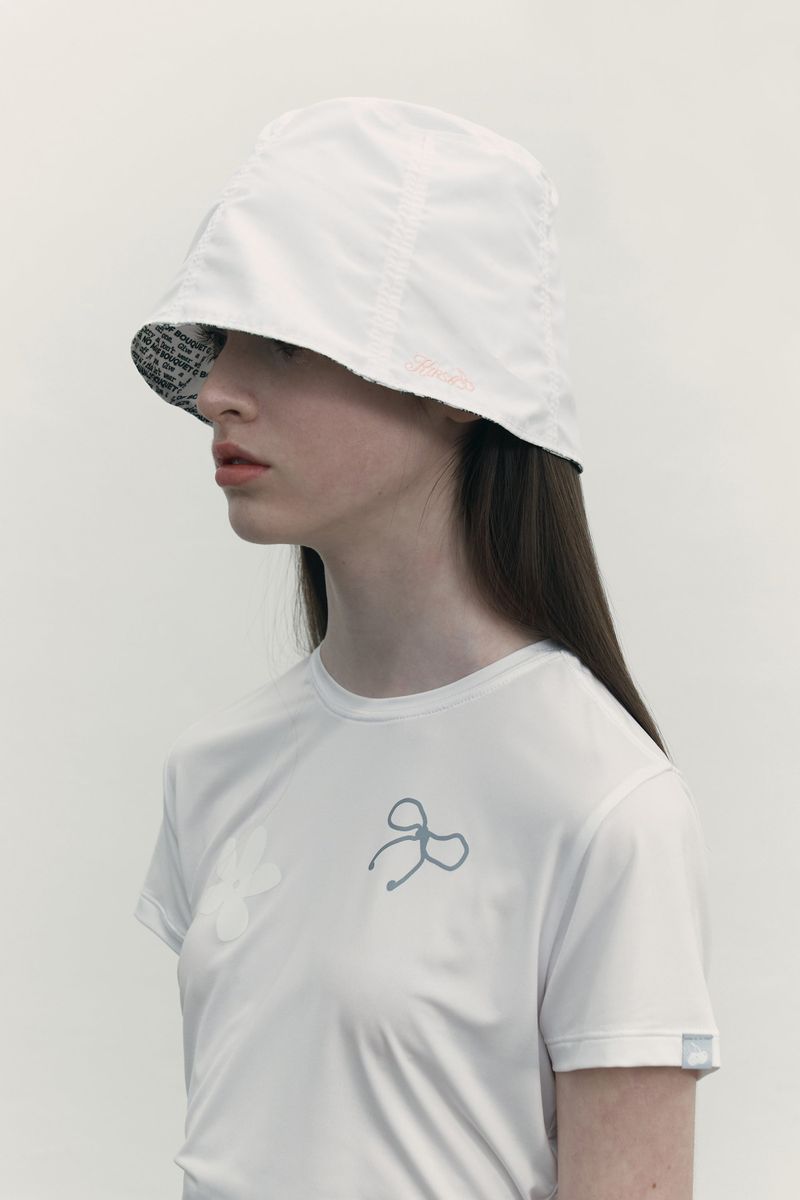 REVERSIBLE GRAPHIC BUCKET HAT [WHITE]