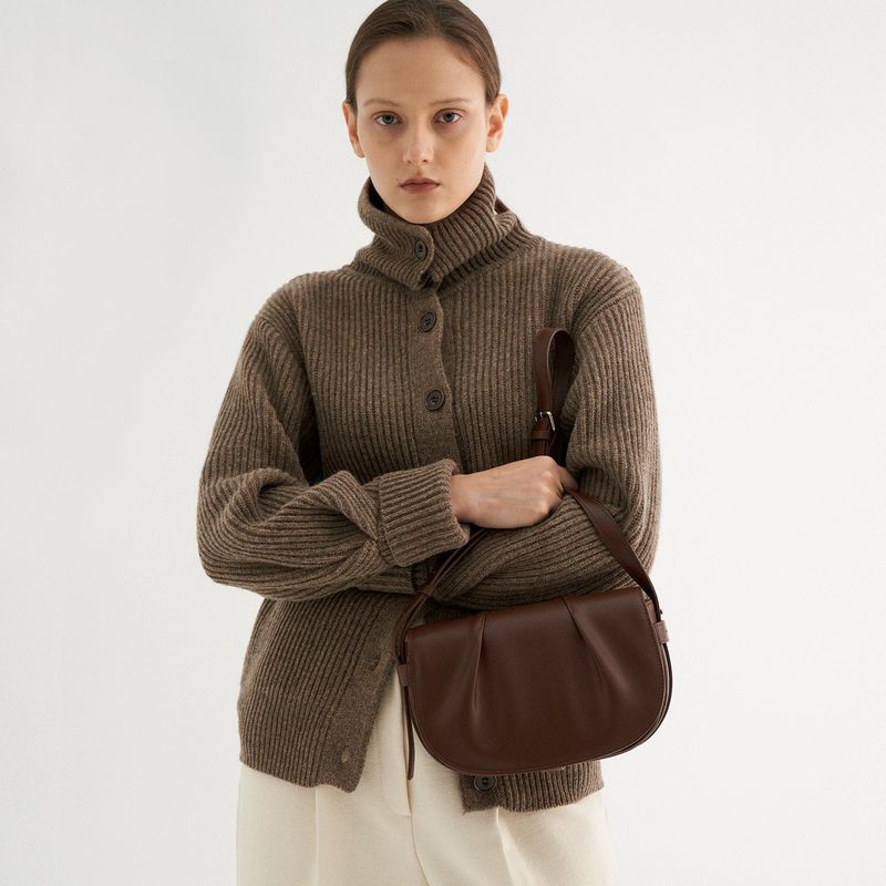 MUNIER（ミュニエ）の「PLEATS FLAP BAG_BROWN（Bags）」
