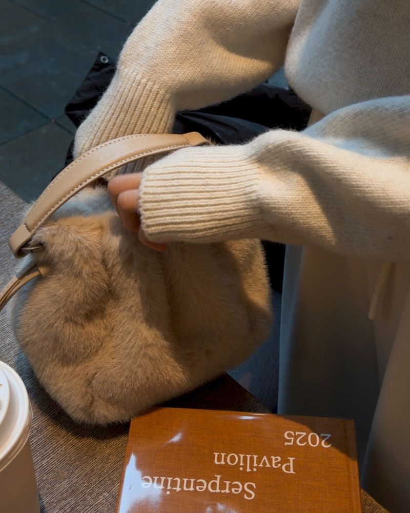 Sne Fur String bag