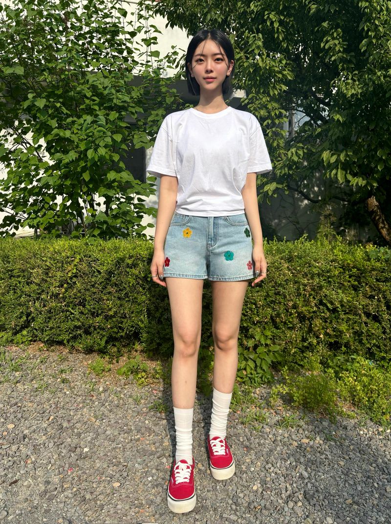 FLOWER EMBROIDERY LIGHT BLUE DENIM SHORTS code 18201