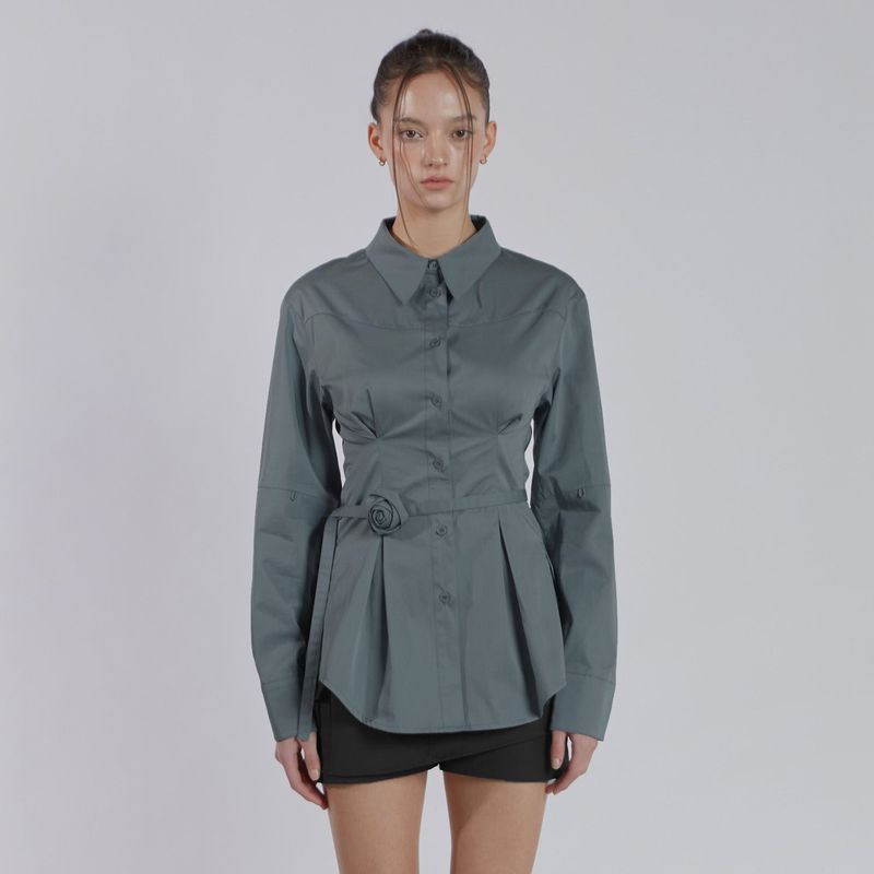 JINJUSE(ジンジュユーズ)の「PINTUCK ROSE BELT SHIRT(BLUE GRAY)(Tops)」