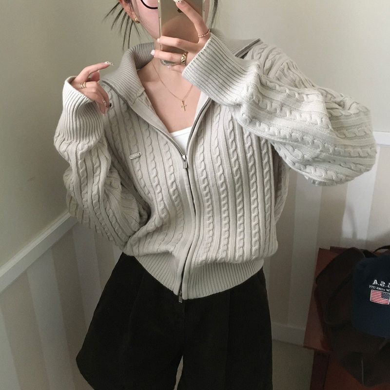 [BELLIDE MADE] Cable knit zip-up with pendant