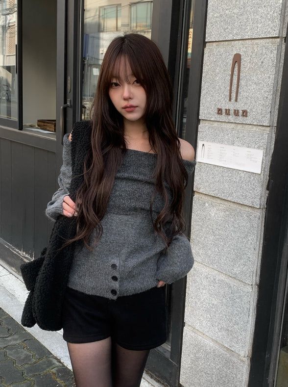 anyonemore（エニーワンモアー）の「Denp Button Off-Shoulder Loose-Fit Knit（Tops）」