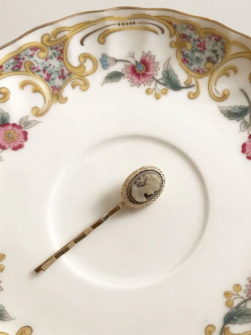oar（オーエーアール）の「oar Cameo Pendant Pin [Violet Brown]（Hair Accessories）」