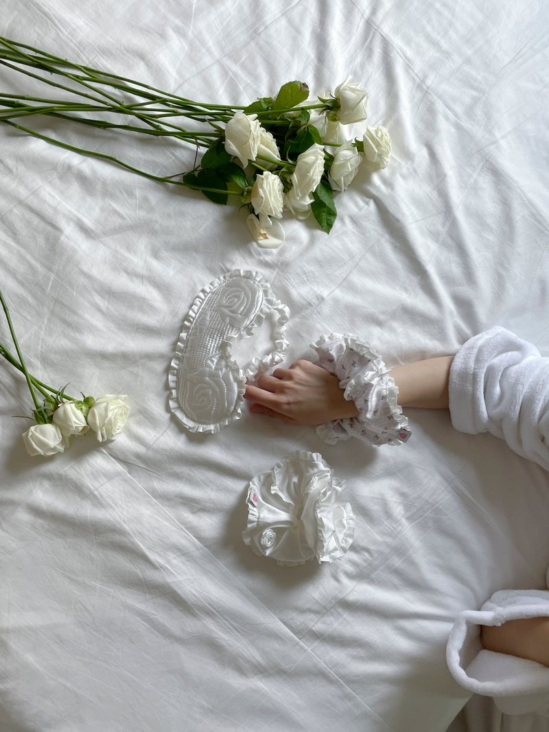 Winter rose scrunchie (pattern)