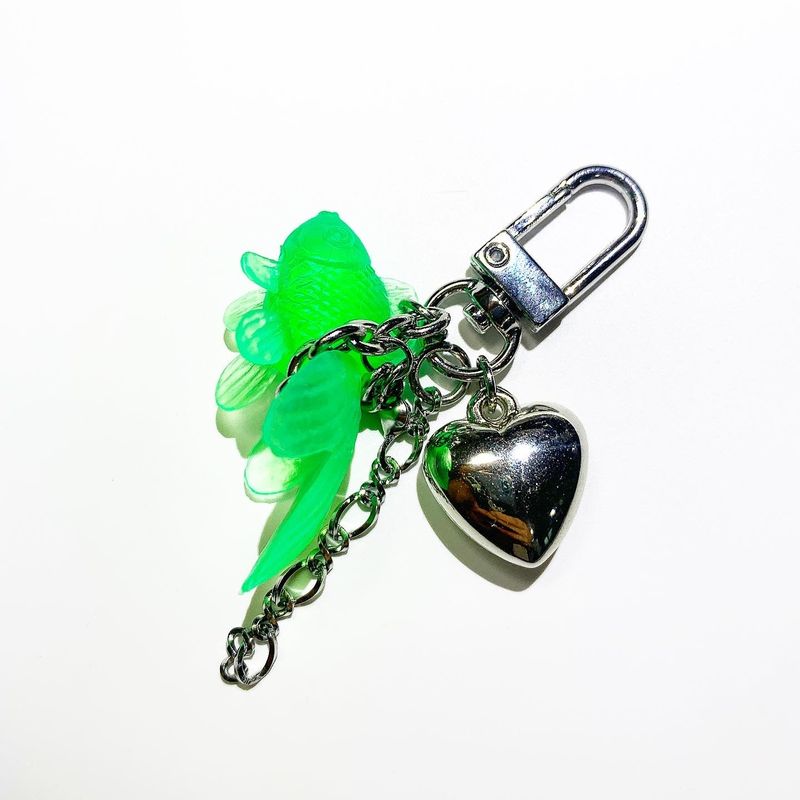 Tied goldfish keychain (color random)