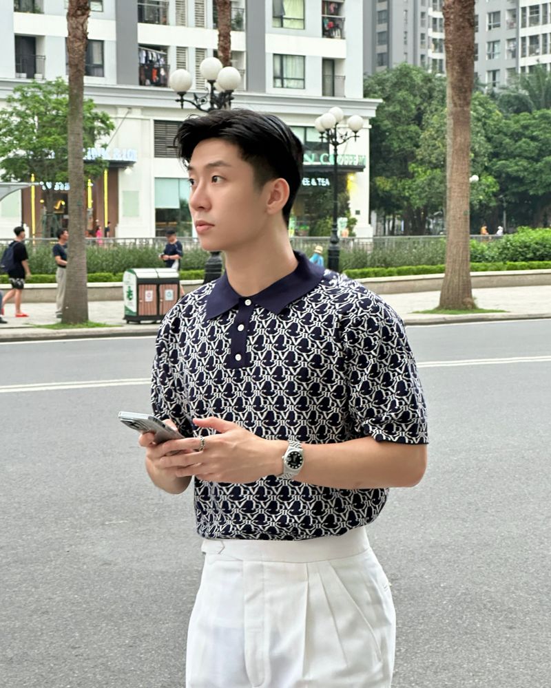 DVRK（ダーク）の「DVRK PRIVÉ MONOGRAM POLO - SAPPHIRE BLUE（Tops）」