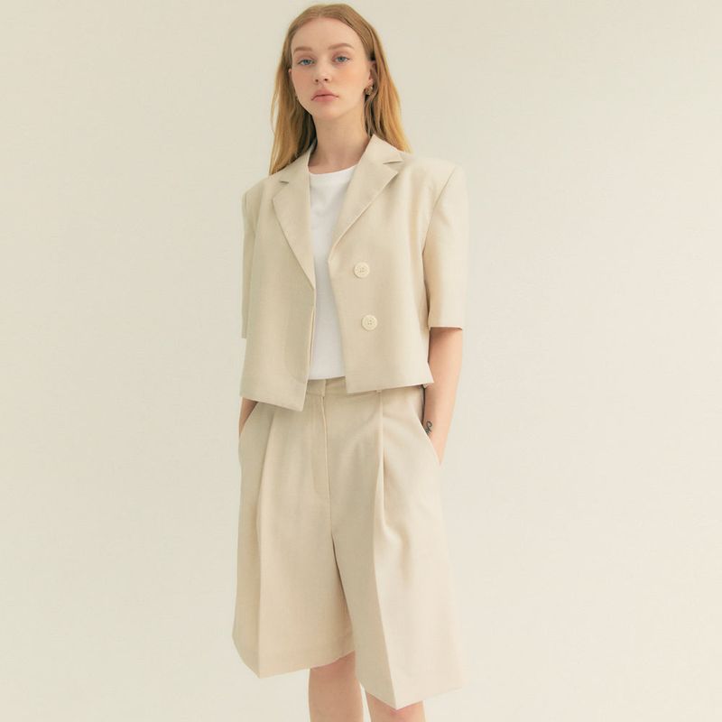 Two-Button One Tuck Bermuda Pants (Ivory)