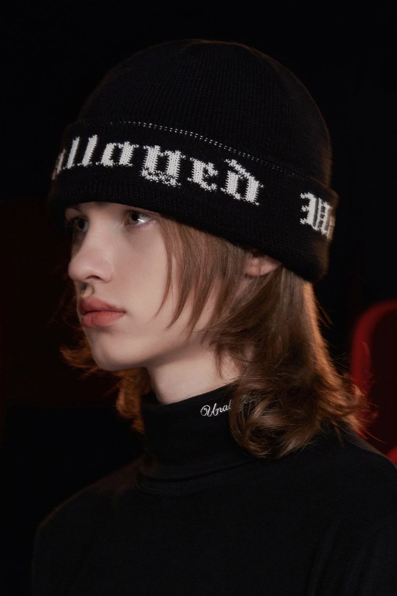 GOTHIC LOGO BEANIE / BLACK