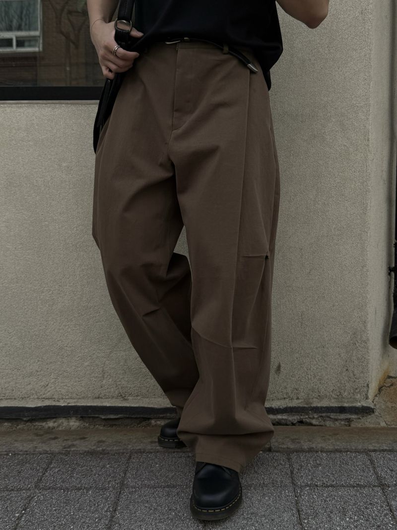 Unbalanced pintuck curved pants