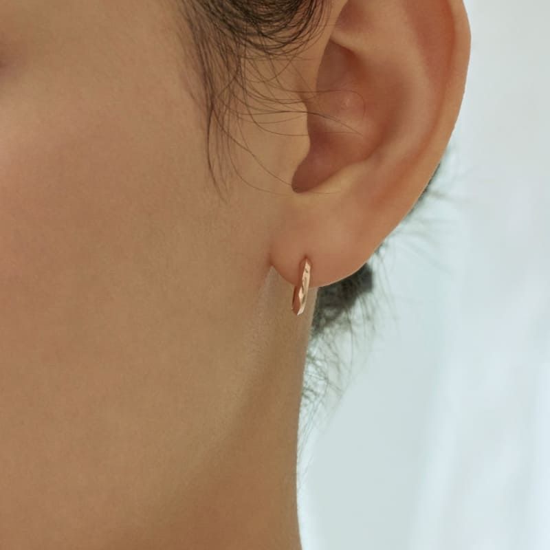 weamondz（ウィアモンズ）の「シルバーツイストミディアムワンタッチピアス（アクセサリー）」
