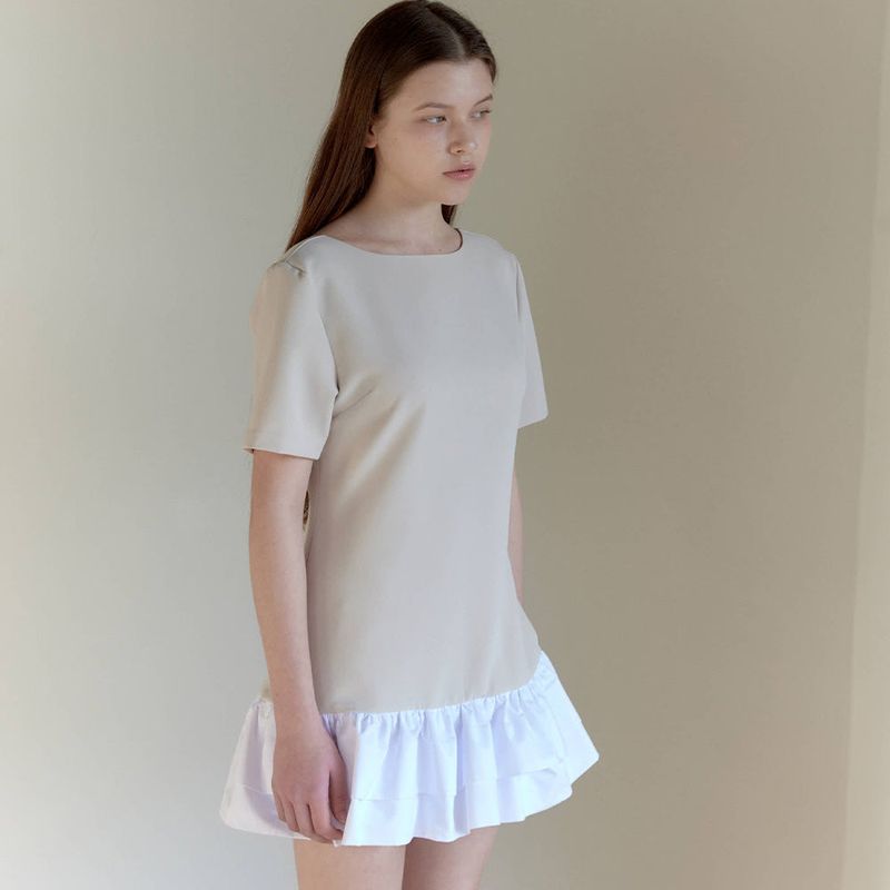 BOAT NECK FRILL DRESS / BEIGE