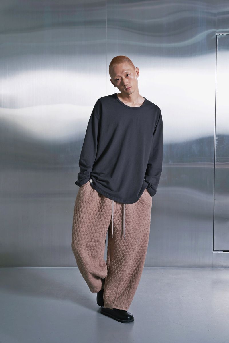 ESSENTIAL PLEAT U-NECK TEE (Charcoal)