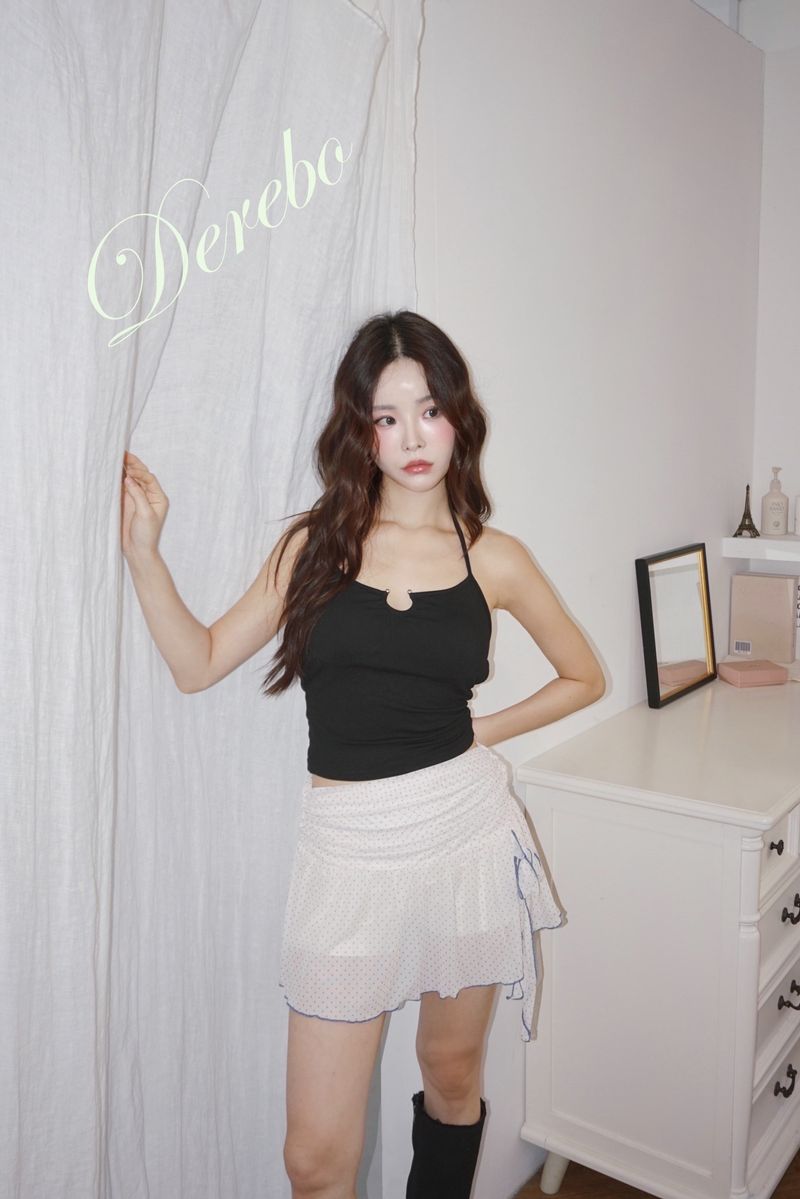Back strap chain pad sleeveless t-shirt