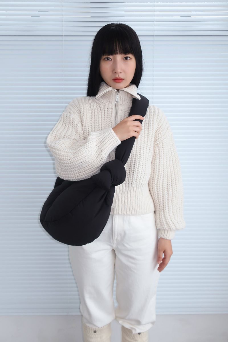 augustone8（オーガストワンエイト）の「PILLOW CROSS BAG BLACK（Bags）」