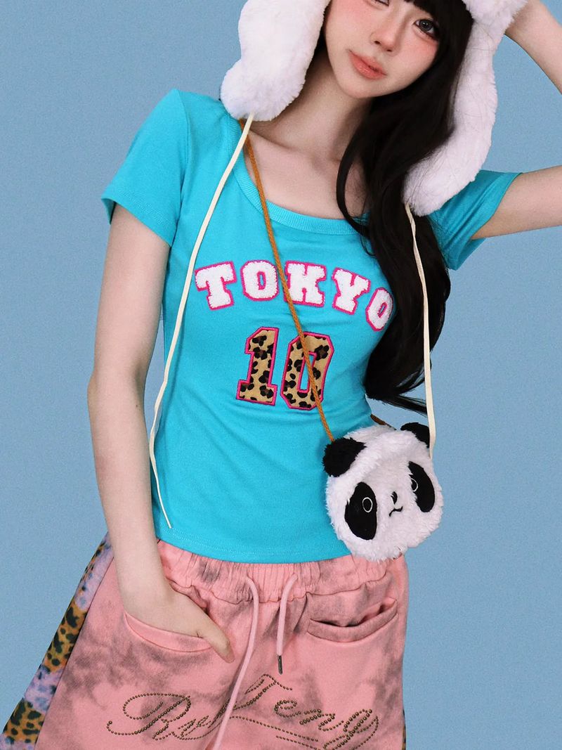 KUO（クーオ）の「hot tokyo T (2color)（Tops）」
