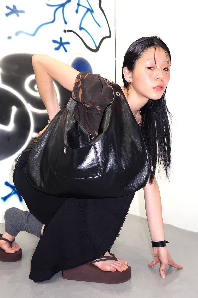 EYELET LEATHER BAG - BLACK