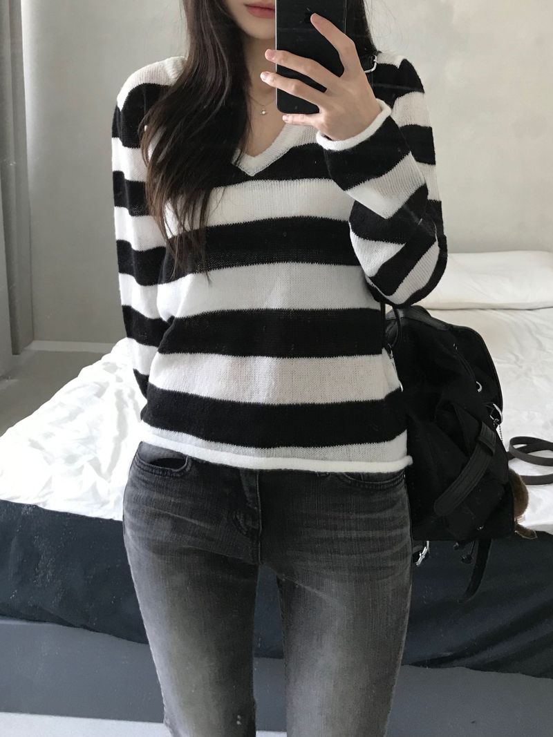 Stripe V-neck knitwear (one color)