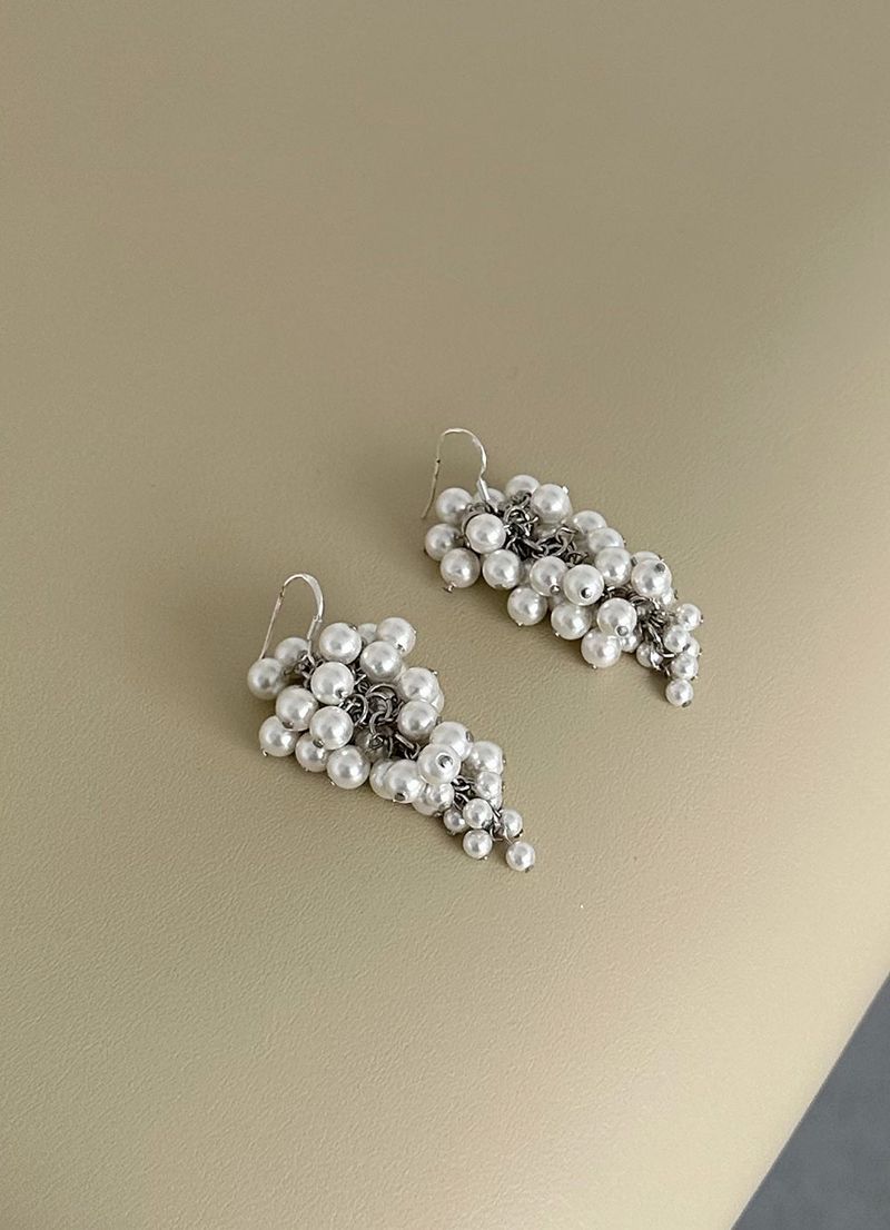pearl grape earring - white