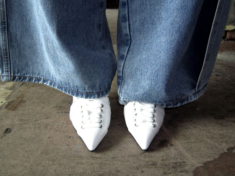 Sneakers point heels