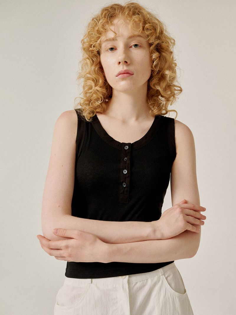 PLAT DU JOUR（プラドゥジュール）の「Botton sleeveless (Black)（Tops）」