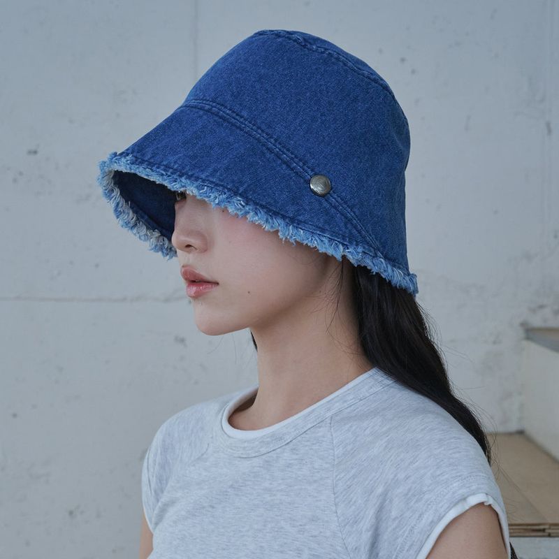 ALLINCOMPLETE(オールインコンプリート)の「フレイドヘム ムーンバケットハット(Blue Denim)(帽子)」