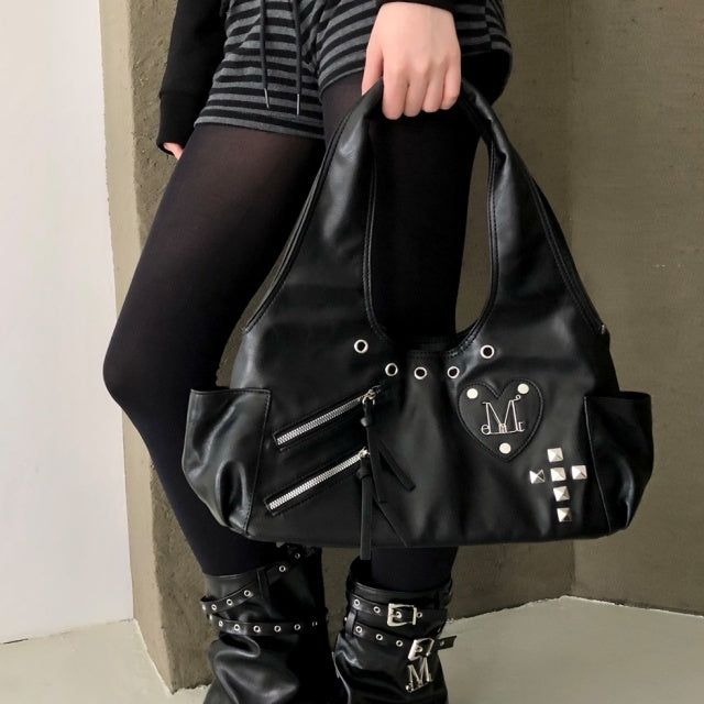 MUCENT(ムセント)の「ROMIA HEART PATCH CROSS STUD SHOULDER BAG UNISEX(Bags)」