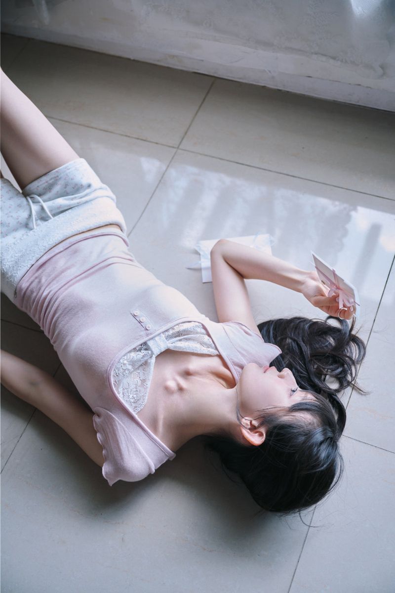 [MADE] Zanne Nouvel Ribbon U-Neck Lace T (Wore by Fromis-9)