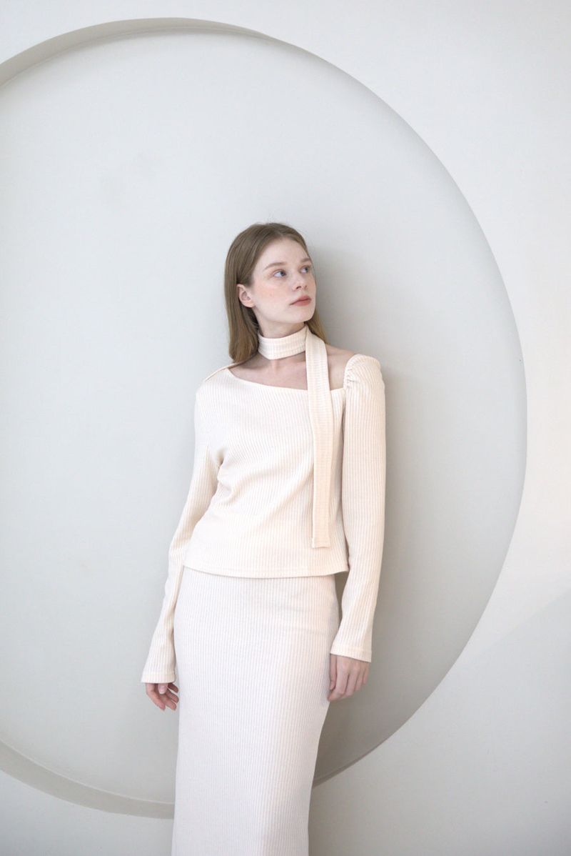 Back Slit Slim Skirt Cream