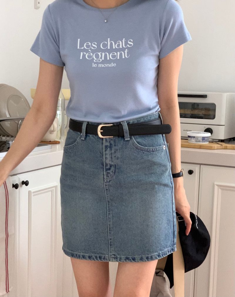 Hadde Studio（ハッデスタジオ）の「LES CHATS LETTERING T-SHIRTS SKY BLUE（Tops）」