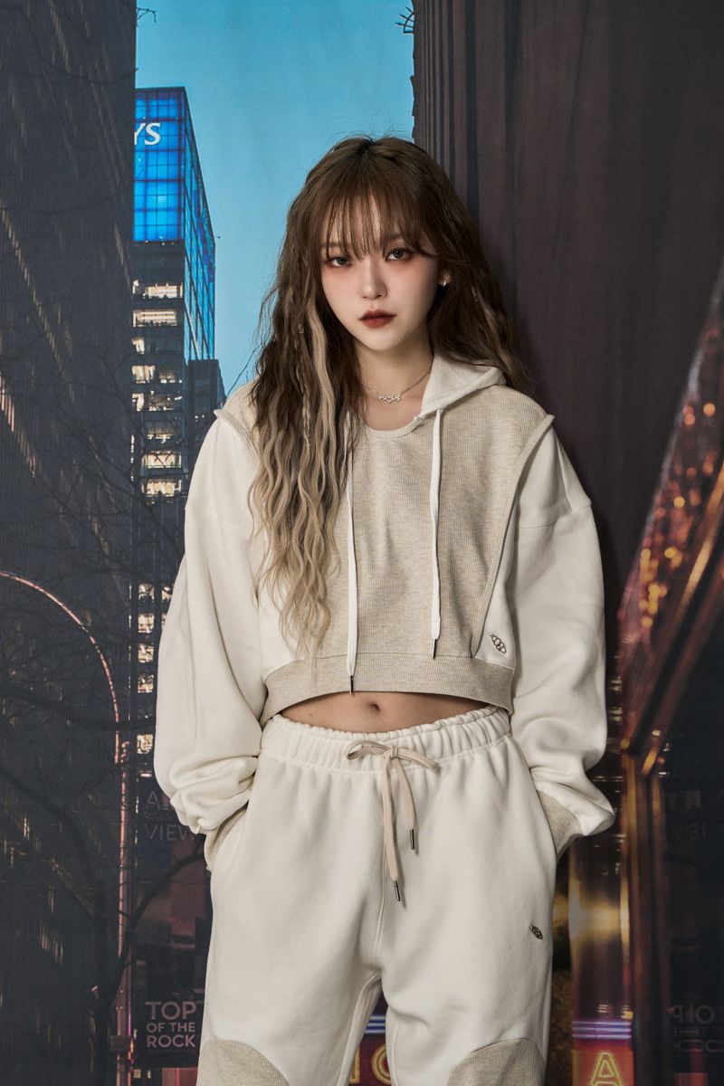 CHERRYQUIRI（チェリーキュリー）の「LINE CROP HOODIE (IVORY)（Tops）」